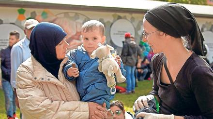 Ein langer Weg. Laut einer Awo-Studie benötigen die meisten Flüchtlinge mehr Unterstützung. Dazu gehören auch – wie im Bild – Willkommensfeste.