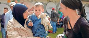 Ein langer Weg. Laut einer Awo-Studie benötigen die meisten Flüchtlinge mehr Unterstützung. Dazu gehören auch – wie im Bild – Willkommensfeste.