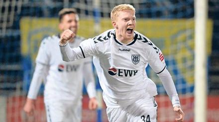 Er kam, sah und traf. Laurits Schulze-Buschhoff wurde in der 70. Minute eingewechselt und konnte fünf Minuten später über sein erstes Regionalliga-Tor jubeln. Ein unsanfter Sturz auf den Boden knockte ihn dann kurze Zeit später aus.