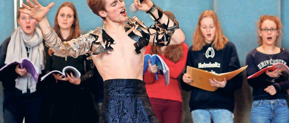 Aus vollem Halse. Die Sänger legten sich ins Zeug und behaupteten sich gegen die Blechbläser. Bis Donnerstag muss das Musical „Saturday Night Fever“ stehen.