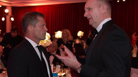 Brandenburgs Regierungschef Dietmar Woidke, hier im Gespräch mit Til Schweiger beim Brandenburg Ball in Potsdam, schoss über das Ziel hinaus.