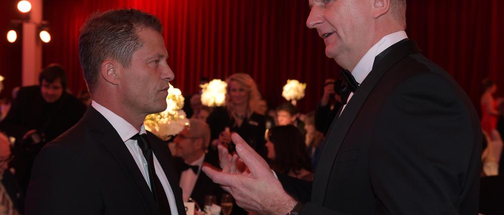 Brandenburgs Regierungschef Dietmar Woidke, hier im Gespräch mit Til Schweiger beim Brandenburg Ball in Potsdam, schoss über das Ziel hinaus.