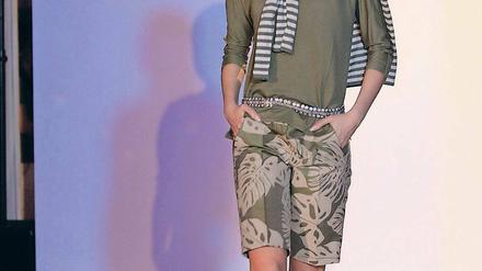 Tarnkleidung. Das Model zeigt sich im Safari-Look.