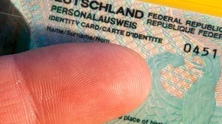 Unter welchen Bedingungen Bedürftige von den Gebühren für einen Personalausweis befreit werden können, lässt sich nur durch eine Einzelfallprüfung klären.