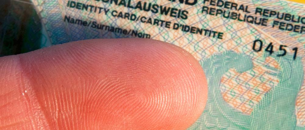 Unter welchen Bedingungen Bedürftige von den Gebühren für einen Personalausweis befreit werden können, lässt sich nur durch eine Einzelfallprüfung klären.