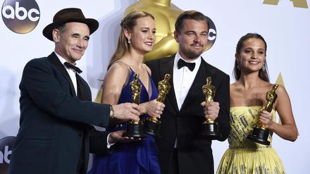 Vier Oscar-Preisträger: Mark Rylance (v.l.) als bester Nebendarsteller in "Bridge of Spies", Brie Larson als beste Hauptdarstellerin, Leonardo DiCaprio als bester Hauptdarsteller und Alicia Vikander als beste Nebendarstellerin.