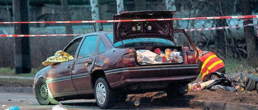 Am Morgen danach. Die Polizei wertet die Spuren der Nacht aus, das Auto der Täter steht am Straßenrand. Der Kofferraum mit Tabakdosen ist geöffnet, der Airbag ist erschlafft.