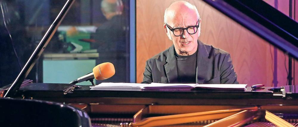 Schüchtern und nuanciert. Ludovico Einaudi beim Konzert im Saal von Radio 1. Den Flügel mussten mehrere starke Männer hochtragen, er war zu groß für den Fahrstuhl.