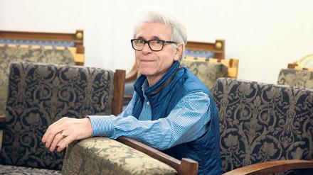 Wie Berghof-Originale. Bernhard Henrich auf einem Berghof-Stuhl, den er für den Dreh von „Operation Walküre“ mit Tom Cruise nachbauen ließ. Dafür trieb er zwei der Stühle auf, die ursprünglich in Hitlers Landhaus am Obersalzberg standen.