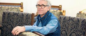 Wie Berghof-Originale. Bernhard Henrich auf einem Berghof-Stuhl, den er für den Dreh von „Operation Walküre“ mit Tom Cruise nachbauen ließ. Dafür trieb er zwei der Stühle auf, die ursprünglich in Hitlers Landhaus am Obersalzberg standen.