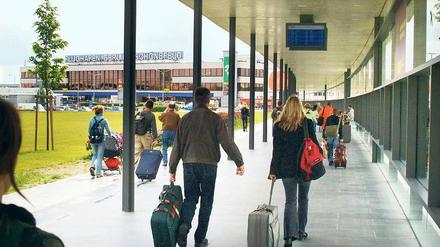 Wie lange noch? Passagiere auf dem Weg zum alten Schönefelder Terminal. Eigentlich sollten dort bis zu einem Neubau eines Regierungsflughafens Gäste der Bundesregierung empfangen werden.