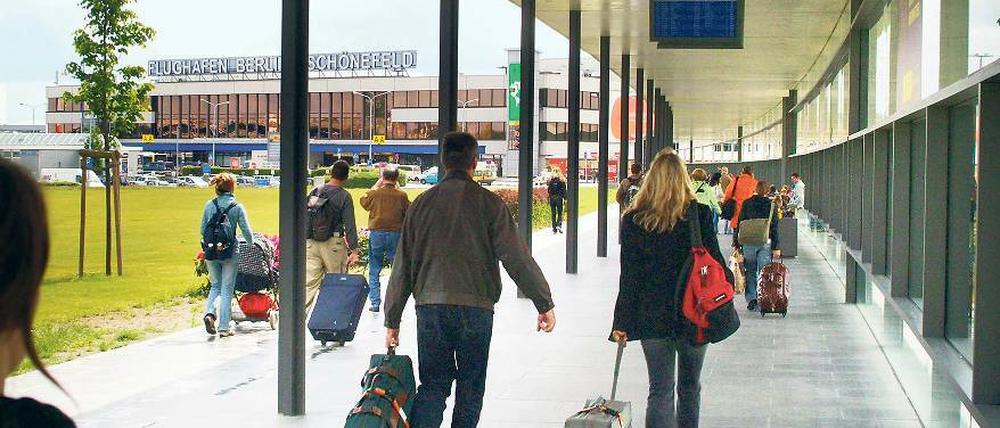 Wie lange noch? Passagiere auf dem Weg zum alten Schönefelder Terminal. Eigentlich sollten dort bis zu einem Neubau eines Regierungsflughafens Gäste der Bundesregierung empfangen werden.