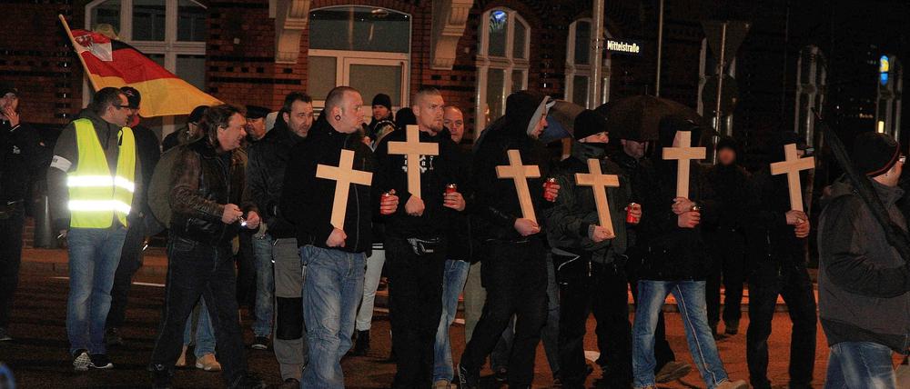 Rechtsextremisten aus Premnitz und Potsdam trugen Holzkreuze sowie Grabkerzen.