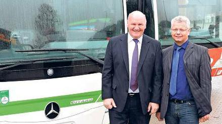 Hans-Jürgen Hennig (l.) und René Poleske sollen „Regiobus PM“ leiten. Die Busse erhalten derzeit neue Nummernschilder mit dem Kürzel RB für „Regiobus“.