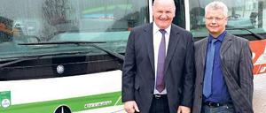 Hans-Jürgen Hennig (l.) und René Poleske sollen „Regiobus PM“ leiten. Die Busse erhalten derzeit neue Nummernschilder mit dem Kürzel RB für „Regiobus“.