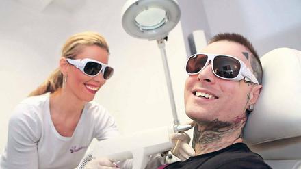 Oft geht der Tattoo-Entfernung eine gravierende Veränderung im Leben voraus. Und der Eingriff schafft Platz für Neues.