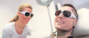 Oft geht der Tattoo-Entfernung eine gravierende Veränderung im Leben voraus. Und der Eingriff schafft Platz für Neues.