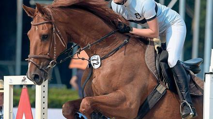 Erste Hürde gemeistert. Potsdams Janine Kohlmann, die bei ihren Wettbewerben mit einem Pferd durch den Sprungparcours muss, hat 2015 bereits einen Olympia-Quotenplatz für das deutsche Pentathlon-Frauen-Team erkämpft.