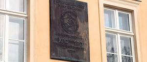 Alles klar? Das restaurierte, denkmalgeschützte Schild am alten Theater in der Zimmerstraße ist missverständlich. Das findet jedenfalls die SPD.