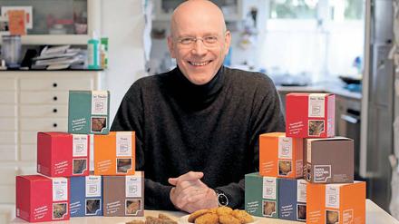 Bernd Sontag ist eigentlich Dozent für Betriebswirtschaftslehre und kalkuliert den Backprozess so durch, dass eine Person bis zu 400 Kekspackungen am Tag füllen kann.
