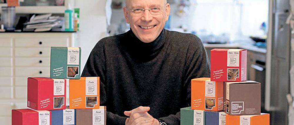 Bernd Sontag ist eigentlich Dozent für Betriebswirtschaftslehre und kalkuliert den Backprozess so durch, dass eine Person bis zu 400 Kekspackungen am Tag füllen kann.