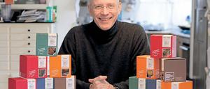 Bernd Sontag ist eigentlich Dozent für Betriebswirtschaftslehre und kalkuliert den Backprozess so durch, dass eine Person bis zu 400 Kekspackungen am Tag füllen kann.