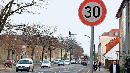 Wie hier in der Großbeerenstraße soll auch auf der Zeppelinstraße künftig Tempo 30 gelten. Ob diese Geschwindigkeitsbeschränkung nur nachts oder auch tagsüber gelten wird, ist aber noch nicht entschieden.