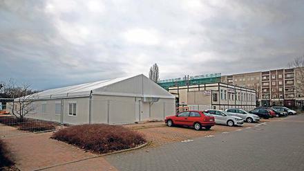 Notunterkünfte für Flüchtlinge wie diese Leichtbauhallen in Drewitz sollen in Potsdam künftig nicht mehr gebaut werden. Stattdessen sollen feste Gebäude errichtet werden. Dafür und für neue Schulen soll in den nächsten Jahren eine Viertelmilliarde Euro ausgegeben werden.