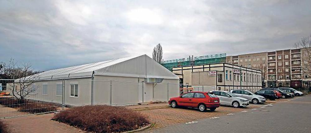 Notunterkünfte für Flüchtlinge wie diese Leichtbauhallen in Drewitz sollen in Potsdam künftig nicht mehr gebaut werden. Stattdessen sollen feste Gebäude errichtet werden. Dafür und für neue Schulen soll in den nächsten Jahren eine Viertelmilliarde Euro ausgegeben werden.