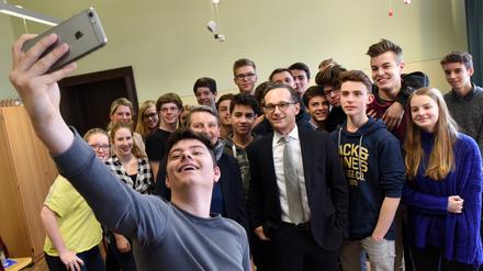 Zu Besuch am Bertha von Suttner-Gymnasium in Babelsberg: Zum Abschluss gibt es noch ein Selfie mit dem Bundesjustizminister Heiko Maas (SPD).