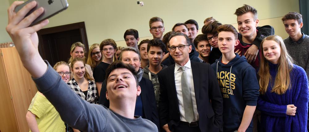 Zu Besuch am Bertha von Suttner-Gymnasium in Babelsberg: Zum Abschluss gibt es noch ein Selfie mit dem Bundesjustizminister Heiko Maas (SPD).
