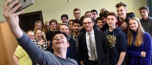 Zu Besuch am Bertha von Suttner-Gymnasium in Babelsberg: Zum Abschluss gibt es noch ein Selfie mit dem Bundesjustizminister Heiko Maas (SPD).