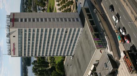 Ein neuer absurder Vorschlag: Einfach das Hotel Mercure um 90 Grad kippen, dann ist es weg - und doch noch da.