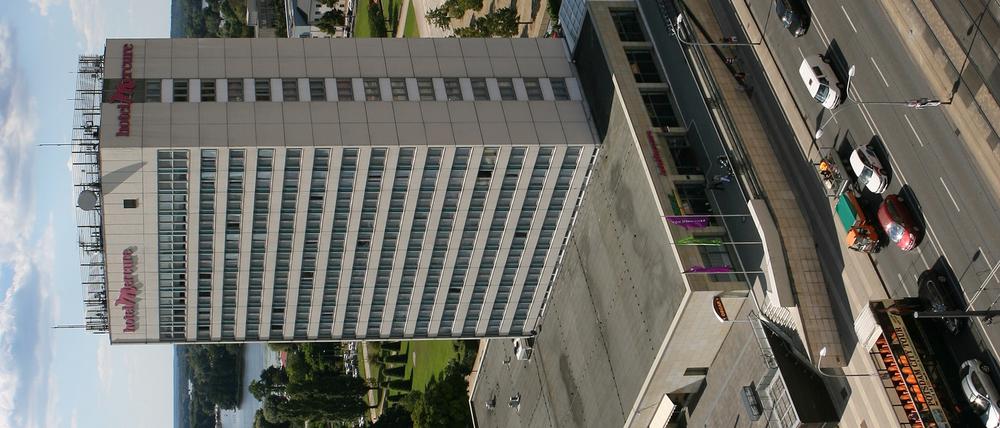 Ein neuer absurder Vorschlag: Einfach das Hotel Mercure um 90 Grad kippen, dann ist es weg - und doch noch da.