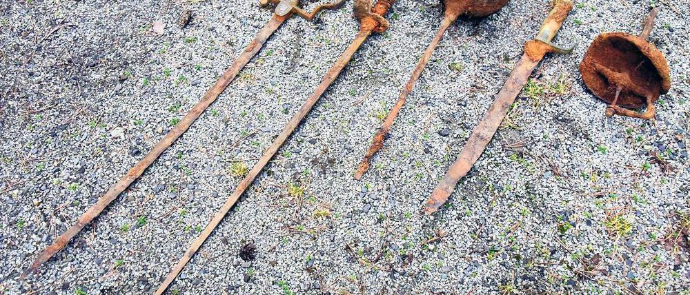 Zufall. Eigentlich wurde Munition gesucht. Es tauchten Degen auf.