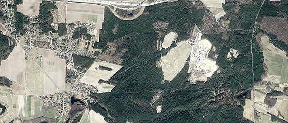 Landschaftsschutzgebiet. Die frühere Deponie und der Kiestagebau befinden sich bei Wildenbruch – Lungenflügeln gleich – mitten im Wald.