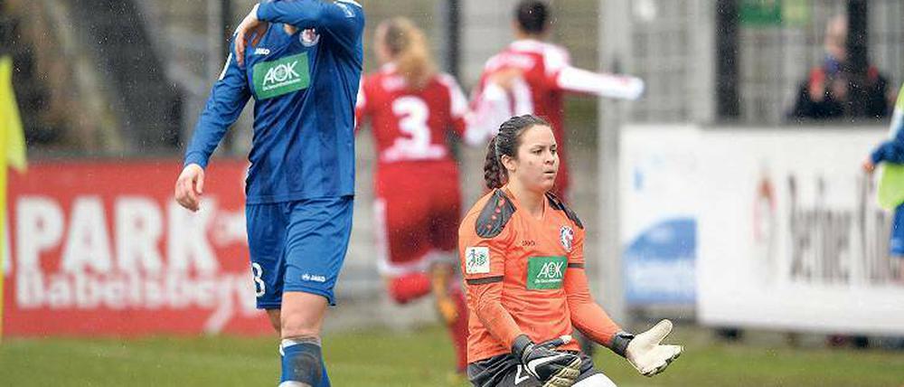 Geschlagen. Turbines Torhüterin Bryane Heaberlin und Verteidigerin Lidija Kulis sind fassungslos nach dem 3:4.
