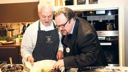 Leckerer Luxus. Es darf schon auch mal Kaviar sein . . . und Trüffel, Austern, Foie Gras, Hummer. Für solch ein Thema holt Bernhard Moser sich, wie bei der Eat Berlin 2015, gerne Altmeister wie Franz Raneburger, einen der ersten Sterneköche Berlins (großes Bild). Für kulinarische Prominenz beim Festival „Eat Berlin“ gehen die Tickets besonders schnell weg. Ausgebucht sind diesmal zum Beispiel die Events mit Backfee Cynthia Barcomi und Adlon-Zweisternekoch Hendrik Otto (kleines Bild).