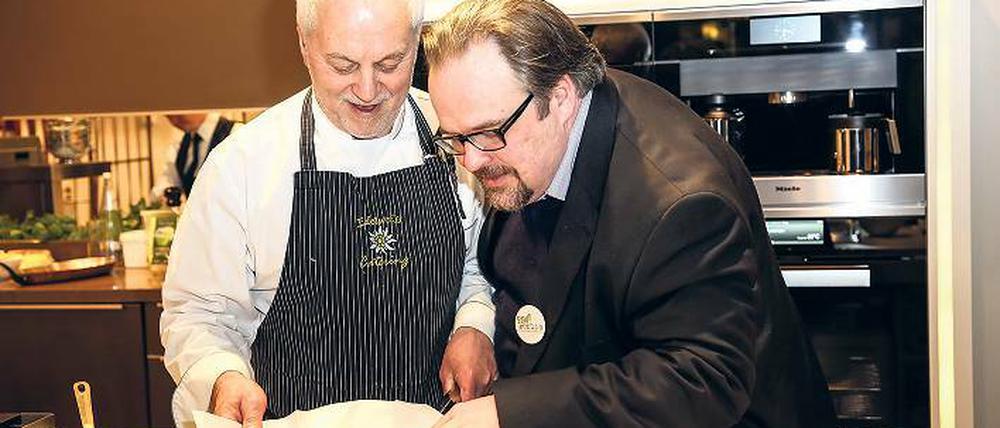 Leckerer Luxus. Es darf schon auch mal Kaviar sein . . . und Trüffel, Austern, Foie Gras, Hummer. Für solch ein Thema holt Bernhard Moser sich, wie bei der Eat Berlin 2015, gerne Altmeister wie Franz Raneburger, einen der ersten Sterneköche Berlins (großes Bild). Für kulinarische Prominenz beim Festival „Eat Berlin“ gehen die Tickets besonders schnell weg. Ausgebucht sind diesmal zum Beispiel die Events mit Backfee Cynthia Barcomi und Adlon-Zweisternekoch Hendrik Otto (kleines Bild).