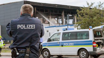 Ein Polizist am 25. August 2015 vor einer durch einen Anschlag zerstörten Asylunterkunft in Nauen.