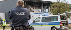 Ein Polizist am 25. August 2015 vor einer durch einen Anschlag zerstörten Asylunterkunft in Nauen.
