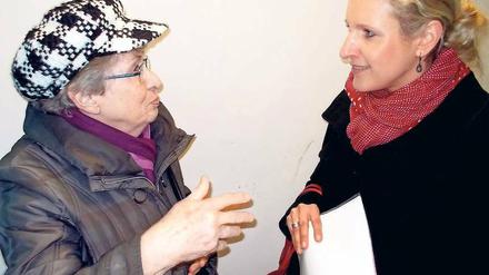 Mietegespräch. Margot Krien (l.) lässt sich von Ilka Lück die Konditionen der Seniorenresidenz erklären.