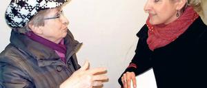 Mietegespräch. Margot Krien (l.) lässt sich von Ilka Lück die Konditionen der Seniorenresidenz erklären.