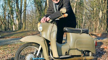 Frank-Rudolf Britz mit seiner Schwalbe.