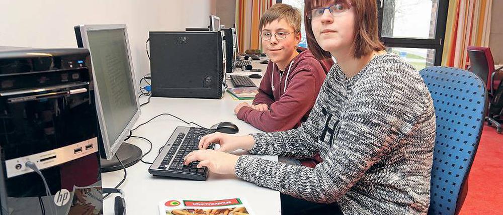Junge Journalisten. Laura Döricht (vorne) und Johannes Wehrle beim Erstellen der Texte für die ausgezeichnete Potsdamer Schülerzeitung „Oberlinexpress“.