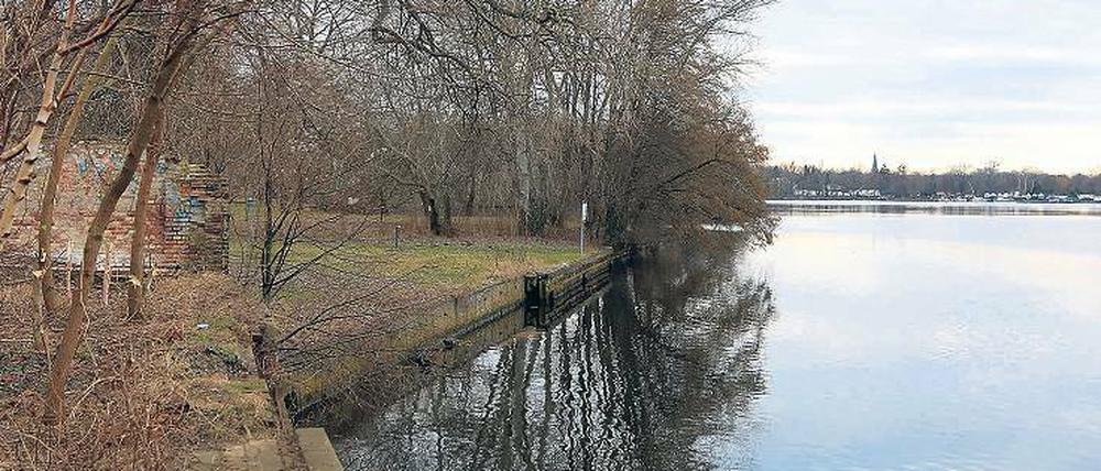 Ein Uferweg über das Gelände des Wasserwerks ist seit Jahren geplant, verzögert sich aber immer wieder. Nun stellt die Stadt einen Baubeginn erst ab 2019 in Aussicht.