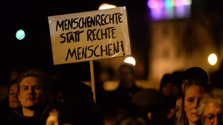 Pogida-Gegner demonstrierten gegen den dritten "Abendspaziergang", der vom Hauptbahnhof zum Filmmuseum führte.