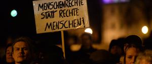 Pogida-Gegner demonstrierten gegen den dritten "Abendspaziergang", der vom Hauptbahnhof zum Filmmuseum führte.