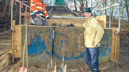Auf dem Sprung. Jens Beige (r) und Wolfgang Bock an der Ski-Schanze.