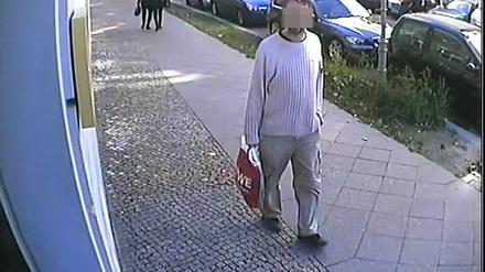 Der Wirt einer nahe gelegenen Kneipe übergab den Ermittlern die Aufnahmen seiner Überwachungskamera. Gestochen scharf ist darauf derselbe Mann zu sehen, der mit Mohamed am Lageso an der Hand lief.